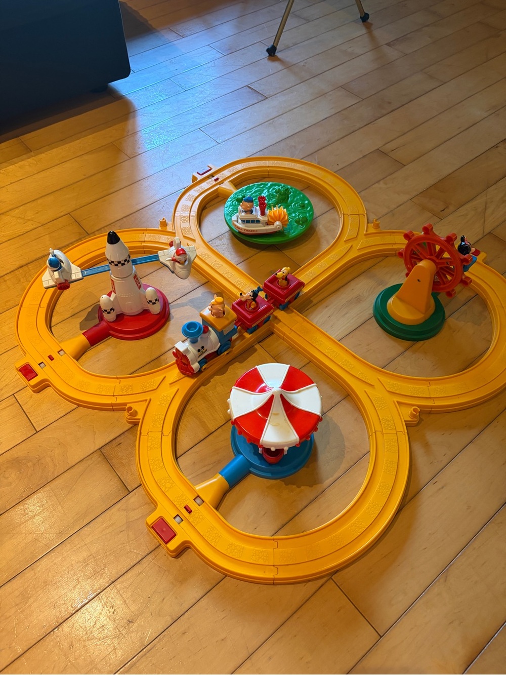 Vintage 1986 Playmates Disneyland Amusement Park Train Play Set